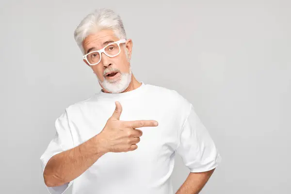 Beyaz Tişörtlü Gri Saçlı Olgun Bir Adam Yaşında Beyaz Tişörtlü — Stok fotoğraf