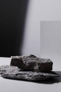 Düz taş kaide ve dikdörtgen cam, siyah beyaz şablon, afiş arkaplan. Minimalizm konsepti, boş podyum ürünü, sunum sahnesi