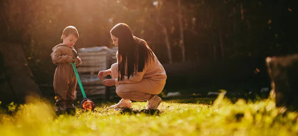 年轻母亲和她儿子的画像 快乐的母性 在阳光灿烂的秋天和男孩玩耍的女人 — 图库照片