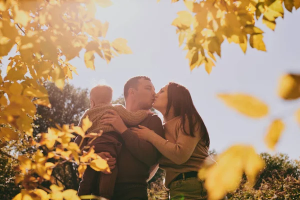 ポートレート幸せな家族のお父さんと息子は 晴れた日の秋の公園で一緒に時間を過ごして楽しんでいます 愛と忠誠心 若い両親 — ストック写真