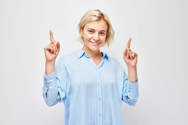 Młoda Blondynka Swobodnym Wskazując Palcem Pokazując Puste Miejsce Produkt Lub — Zdjęcie stockowe