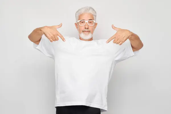 Siwe Włosy Dojrzały Mężczyzna Lat Białym Shirt Wskazując Palcem Dół — Zdjęcie stockowe
