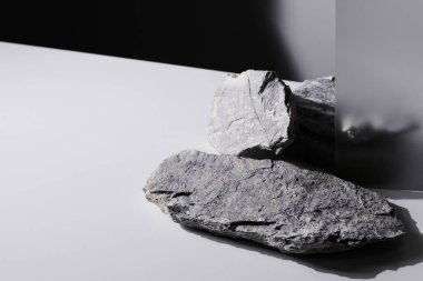 Düz taş kaide ve dikdörtgen cam, siyah beyaz şablon, afiş arkaplan. Minimalizm konsepti, boş podyum ürünü, sunum sahnesi