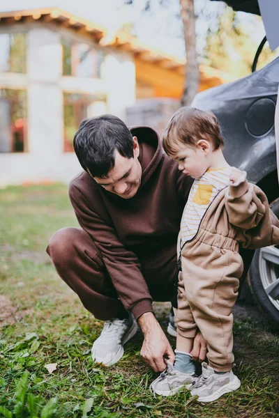 有儿子的年轻父亲的画像 快乐的父亲 男人在阳光灿烂的秋日和男孩玩耍 — 图库照片