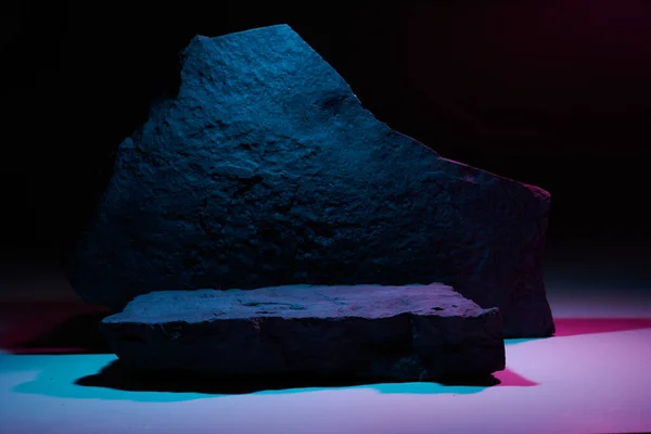 Pedestal Pedra Plana Rosa Azul Neon Luz Modelo Banner Fundo — Fotografia de Stock