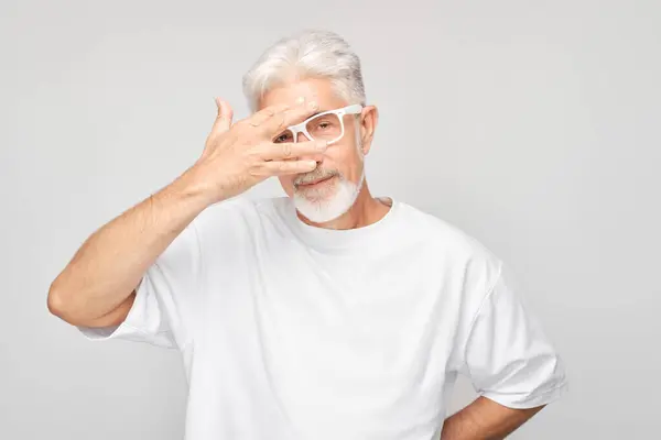 Yaşlı Bir Adamın Portresi Eliyle Gözlerini Kapatıyor Beyaz Stüdyoda Izole — Stok fotoğraf