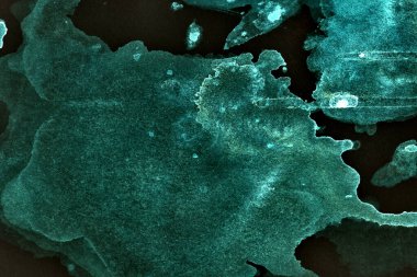 Siyah ve yeşil soyut arka plan. Renkli mürekkep lekeleri, lekeler, duvar kağıdı baskısı. Yaratıcı arkaplan, kaotik boya fırça darbeleri, araba baskısı kalıpları