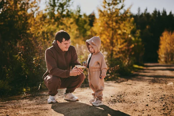 息子との幼い父親の肖像画 晴れた秋の日に男の子と遊ぶ幸せな父親 — ストック写真