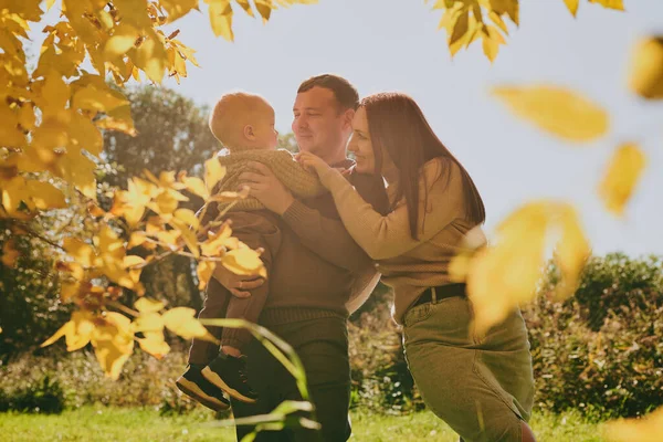 在阳光明媚的日子里 父亲和儿子在秋天的公园里玩得很开心 也很开心 爱与忠诚 年轻的父母 — 图库照片