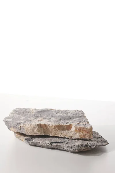 Płaski Kamienny Postument Białym Tle Teksturowany Szablon Makiety Baner Koncepcja — Zdjęcie stockowe
