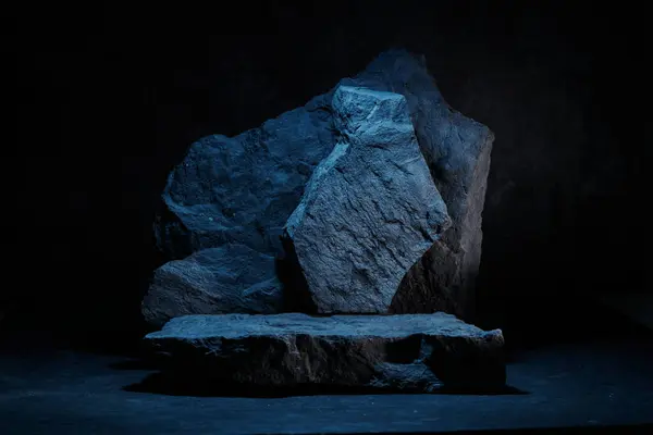 Pedestal Pedra Plana Azul Neon Luz Modelo Banner Fundo Conceito — Fotografia de Stock