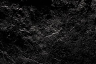 Siyah taş dokusu, koyu soyut arkaplan. Doğal mineral kaya detayları kapat, tasarım için kopya alanı olan boş arkaplan