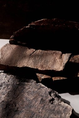 Kahverengi taş kaide arka planı, şablon pankartı. Minimalizm kavramı, boş podyum görüntüsü, doğal ürün, sunum sahnesi