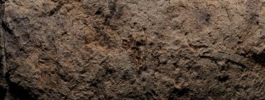 Kahverengi taş dokusu, koyu soyut arkaplan. Doğal mineral kaya detayları kapat, tasarım için kopya alanı olan boş arkaplan
