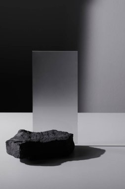 Düz taş kaide ve dikdörtgen cam, siyah beyaz şablon, afiş arkaplan. Minimalizm konsepti, boş podyum ürünü, sunum sahnesi