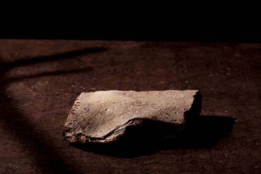 Kahverengi taş kaide arka planı, şablon pankartı. Minimalizm kavramı, boş podyum görüntüsü, doğal ürün, sunum sahnesi