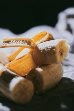 Karanlık bir arka planda soyulmuş muzların yakın plan görüntüleri