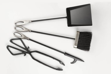 Beyaz arka planda izole edilmiş ev şöminesi için siyah aksesuarlar, düz yatak, şömine temizleme araçları
