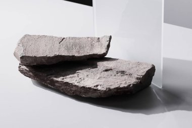 Düz taş kaide ve dikdörtgen cam, siyah beyaz şablon, afiş arkaplan. Minimalizm konsepti, boş podyum ürünü, sunum sahnesi