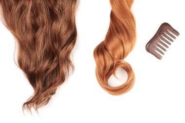 Kahverengi saç bukleleri ve beyaz arka planda ahşap bir tarak, saç bakımı, güzellik salonu konsepti