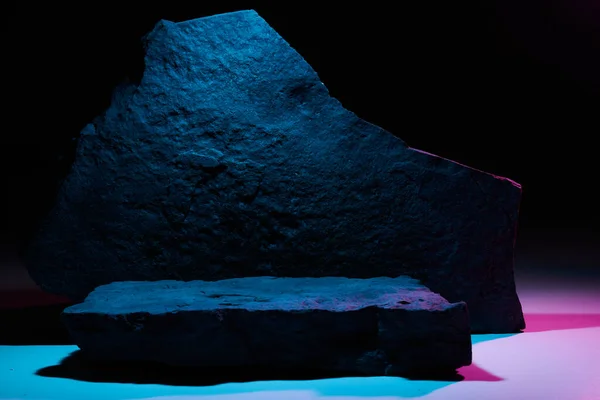Płaski Kamienny Postument Różowym Błękitnym Neonowym Tle Jasnego Szablonu Koncepcja — Zdjęcie stockowe