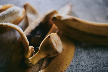 Gri desenli arka planda muzların yakın plan görüntüsü