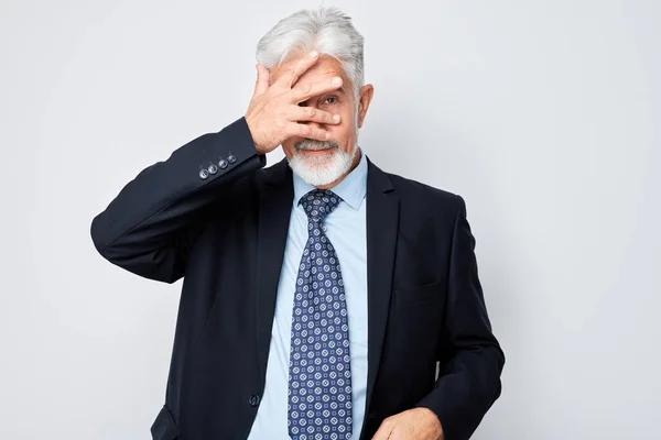 Ritratto Uomo Anziano Che Copre Gli Occhi Con Mano Sbirciando — Foto Stock