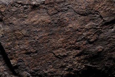 Kahverengi taş dokusu, koyu soyut arkaplan. Doğal mineral kaya detayları kapat, tasarım için kopya alanı olan boş arkaplan