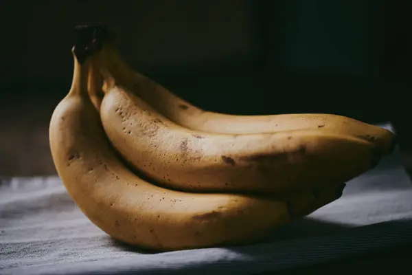 Primer Plano Ramo Plátanos Sobre Fondo Tela Oscura — Foto de Stock