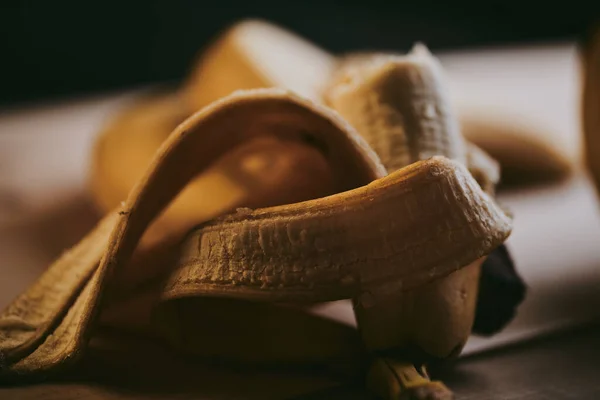 Gros Plan Banane Pelée Tranchée Sur Fond Table Bois — Photo