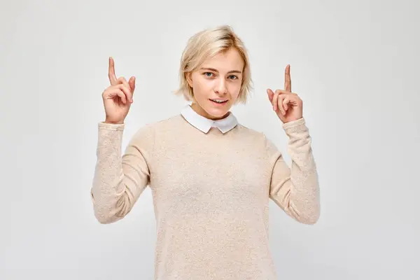 Young Blond Woman Casual Pointing Finger Demonstrating Empty Space Product — Stock Photo, Image
