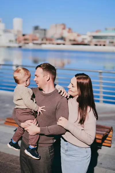 Porträt Glückliche Familie Mama Papa Und Sohn Spazieren Durch Die — Stockfoto