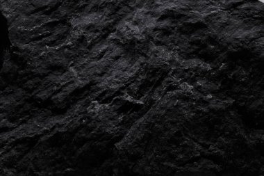 Siyah taş dokusu, koyu soyut arkaplan. Doğal mineral kaya detayları kapat, tasarım için kopya alanı olan boş arkaplan