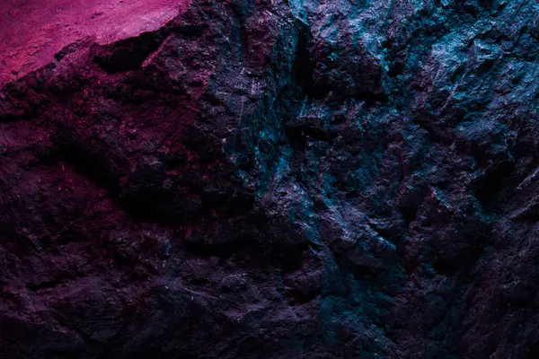 Czarny Kamień Tekstury Różowy Niebieski Neon Oświetlenia Ciemne Abstrakcyjne Tło — Zdjęcie stockowe