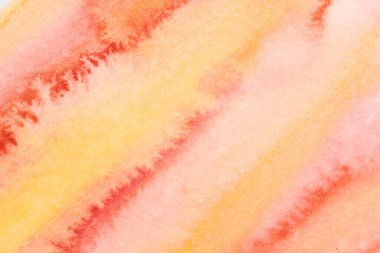 Soyut suluboya arka plan. Papanın üzerindeki kırmızı boya lekeleri ve çizgileri.