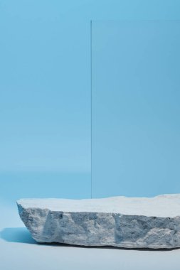 Düz beyaz taş kaidesi, mavi şablon, afiş arkaplan. Minimalizm konsepti, boş podyum ürünü, sunum sahnesi