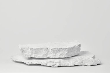 Düz taş kaidesi, beyaz şablon, afiş arkaplan. Minimalizm kavramı, boş podyum ürünü, sunum taraması