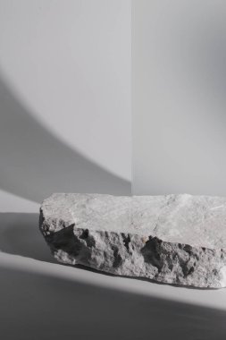 Düz taş kaidesi, siyah beyaz şablon, afiş arkaplan. Minimalizm kavramı, boş podyum ürünü, sunum taraması