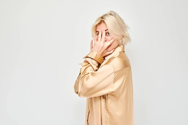 Porträtt Ung Blond Kvinna Täcker Ögon Med Handen Kika Genom — Stockfoto