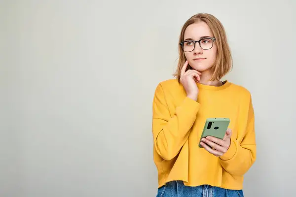 Genç Sarışın Kadının Portresi Cep Telefonuna Bakar Düşünür Akıllı Telefonu — Stok fotoğraf