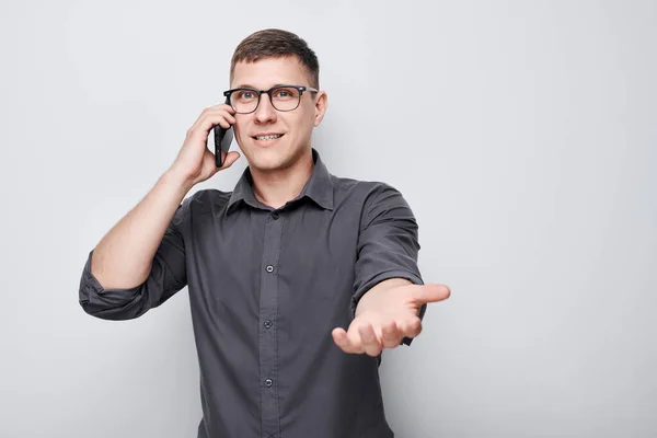 Портрет Молодого Бизнесмена Разговаривающего Мобильному Телефону Человек Смартфоном Изолирован Белой — стоковое фото