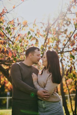 Birbirine aşık bir çift şehir parkında sarılıp öpüşüyor. Beyaz adam ve kadın birbirlerinden hoşlanıyorlar, Sevgililer Günü konsepti.