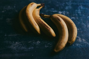 Muzların mavi desenli arka planda yakın plan görüntüsü