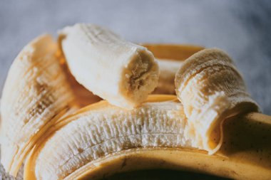 Gri desenli arka planda muzların yakın plan görüntüsü