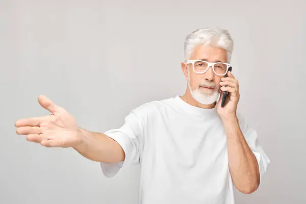 Portrét Šedovlasého Muže Bílém Tričku Mluvícího Mobilním Telefonu Osoba Chytrým — Stock fotografie