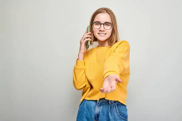 Портрет Молодой Блондинки Разговаривающей Мобильному Телефону Счастливым Улыбающимся Лицом Человек — стоковое фото