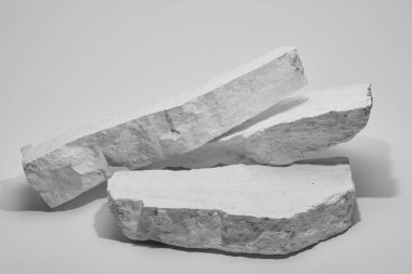 Düz taş kaidesi, beyaz şablon, afiş arkaplan. Minimalizm kavramı, boş podyum ürünü, sunum taraması