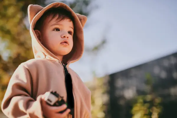 Portret Chłopca Kapturze Pluszowy Kombinezon Niedźwiedzia Dziecko Bawiące Się Zewnątrz — Zdjęcie stockowe