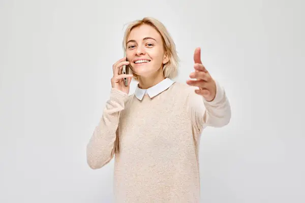Cep Telefonuyla Gülümseyen Genç Sarışın Kadının Portresi Akıllı Telefonu Olan — Stok fotoğraf