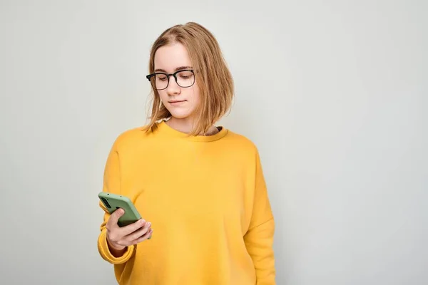 Genç Sarışın Kadının Portresi Cep Telefonuna Bakar Düşünür Akıllı Telefonu — Stok fotoğraf